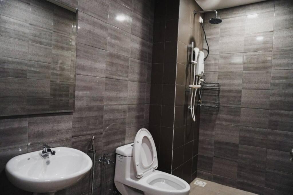 Apple 2 At Menara Simfoni, King Size Bed, Cheras, Nexflix, Wifi, Parking Apartment